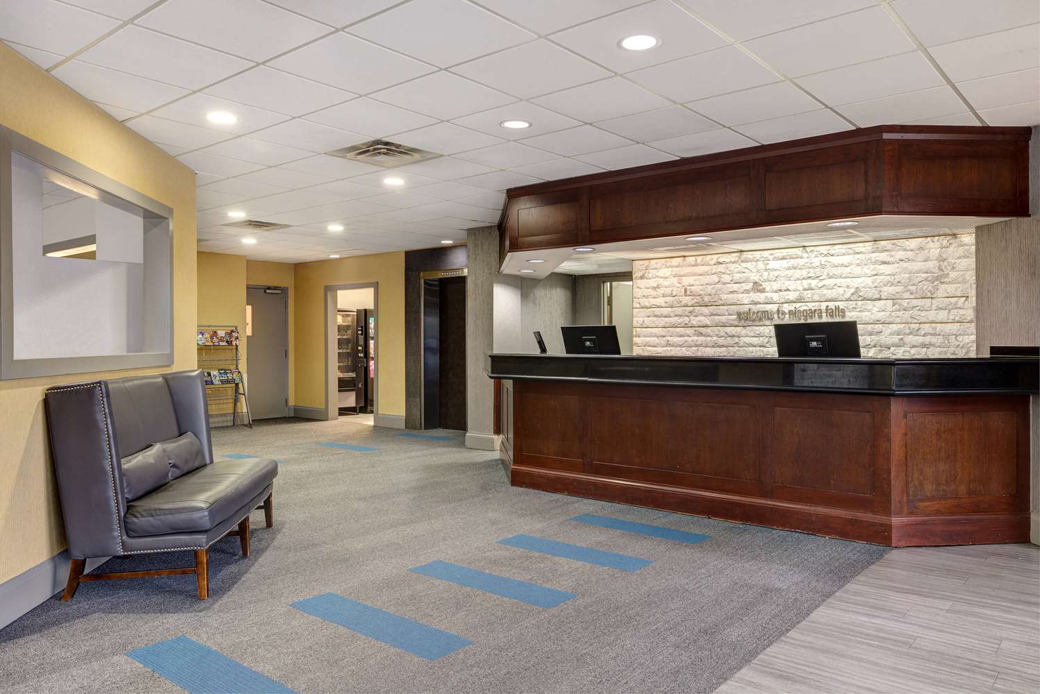 Days Inn By Wyndham Niagara Falls Near The Falls 9/44