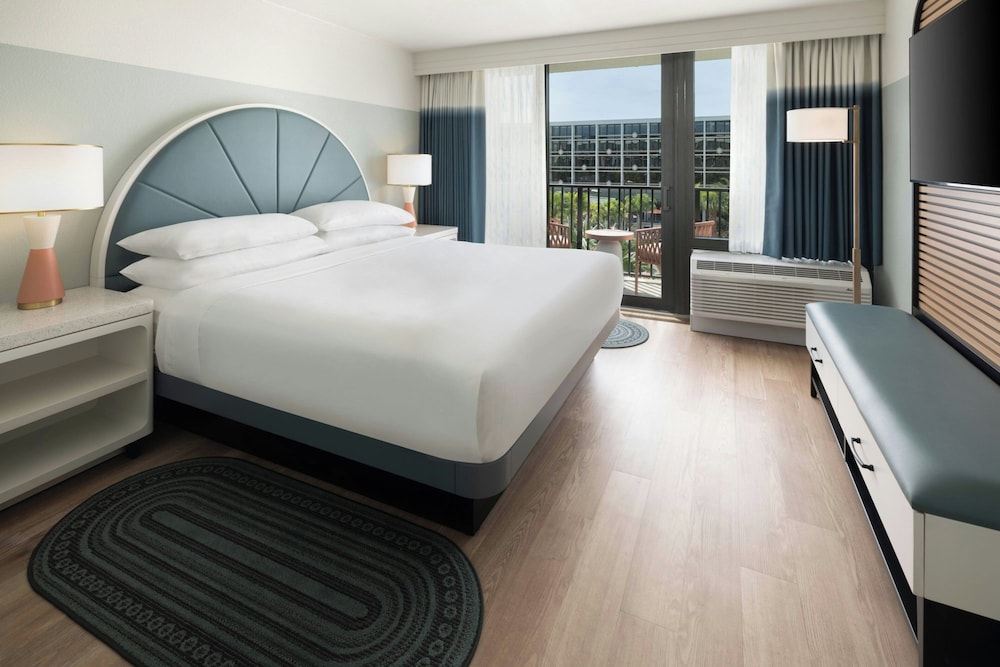 1 BEDROOM, SUITE, POOL VIEW