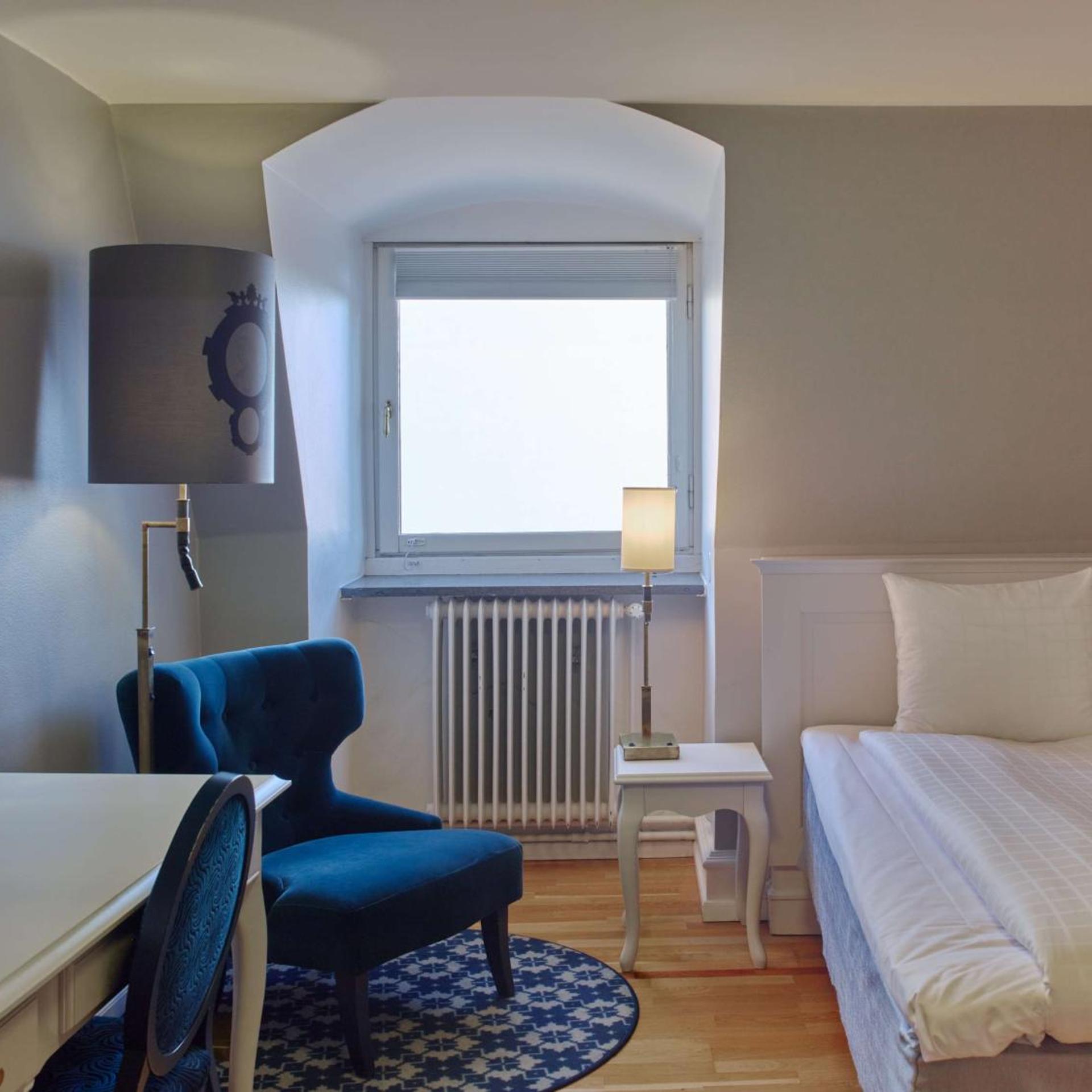 ROOM, SINGLE