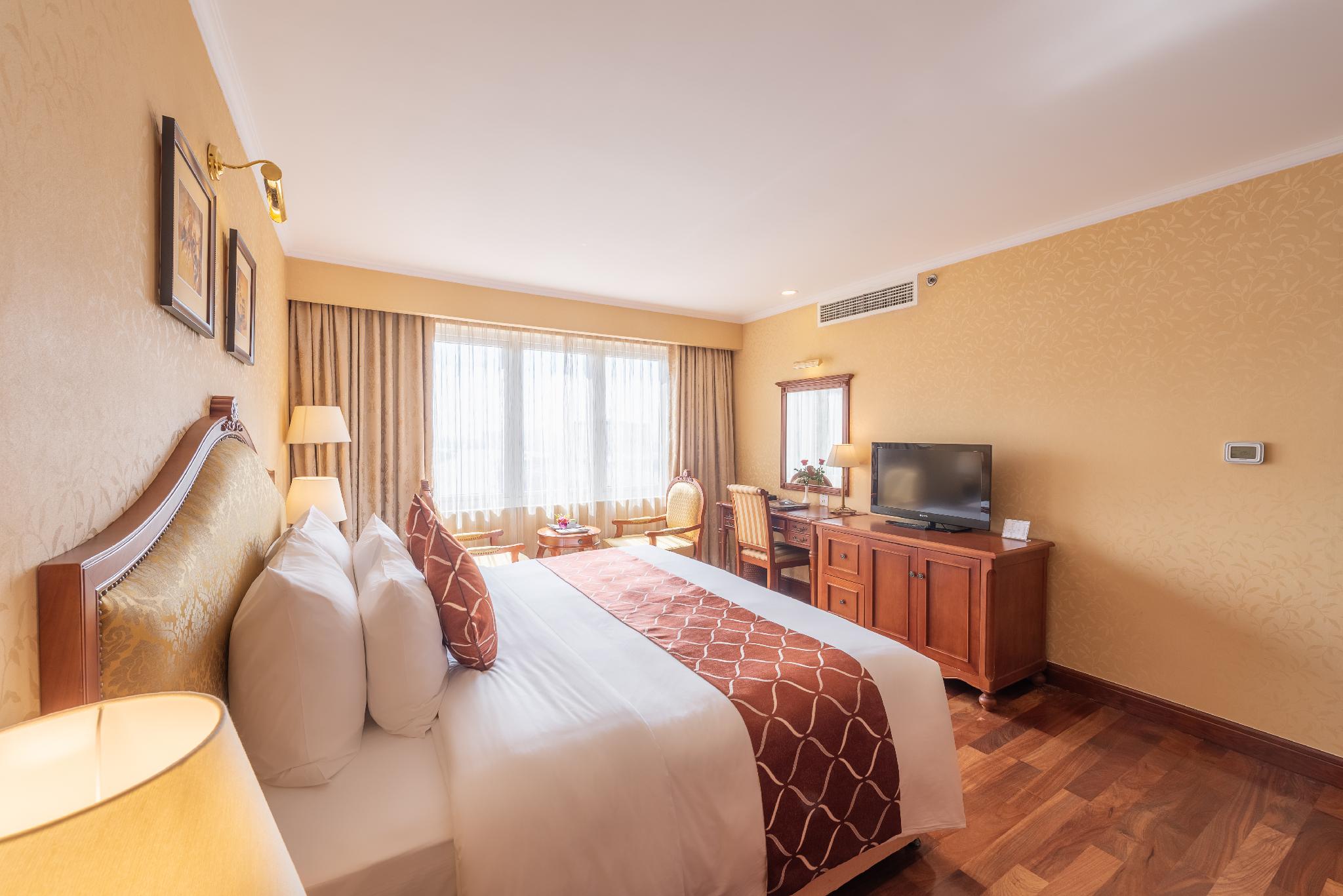Senior Deluxe King City View or River View
