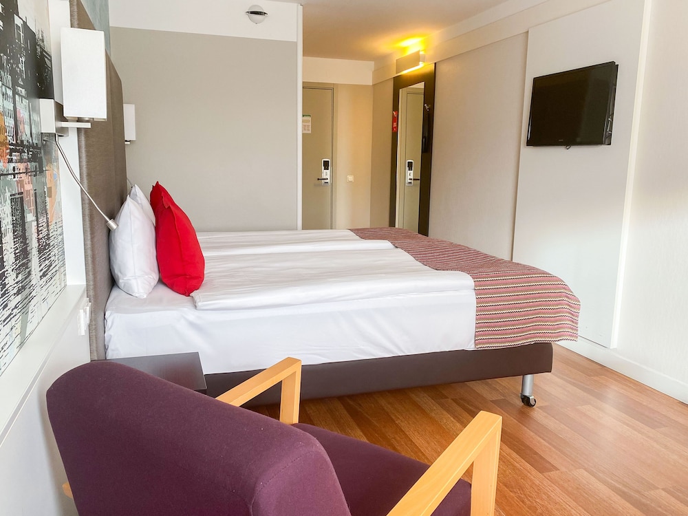 Good, Twin Beds
