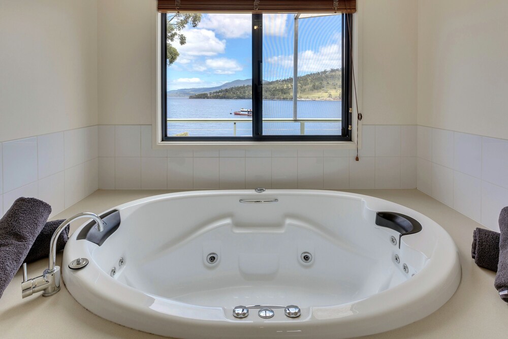 PORT HUON COTTAGES 18/19