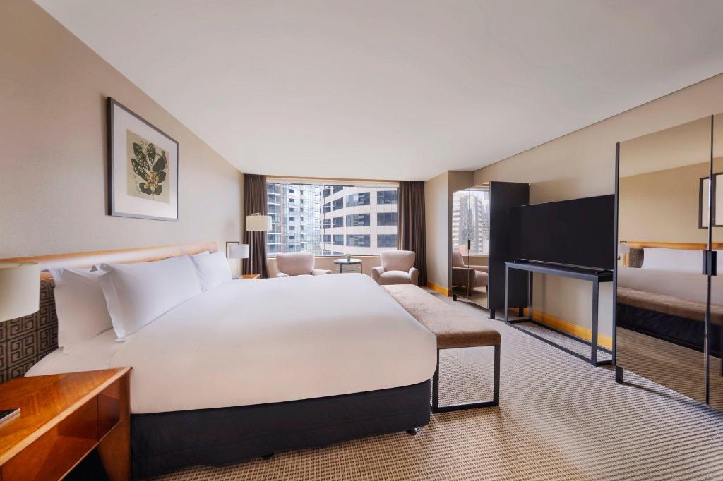 1 Bedroom, Ambassador, Suite, King Bed, Executive Lounge Access