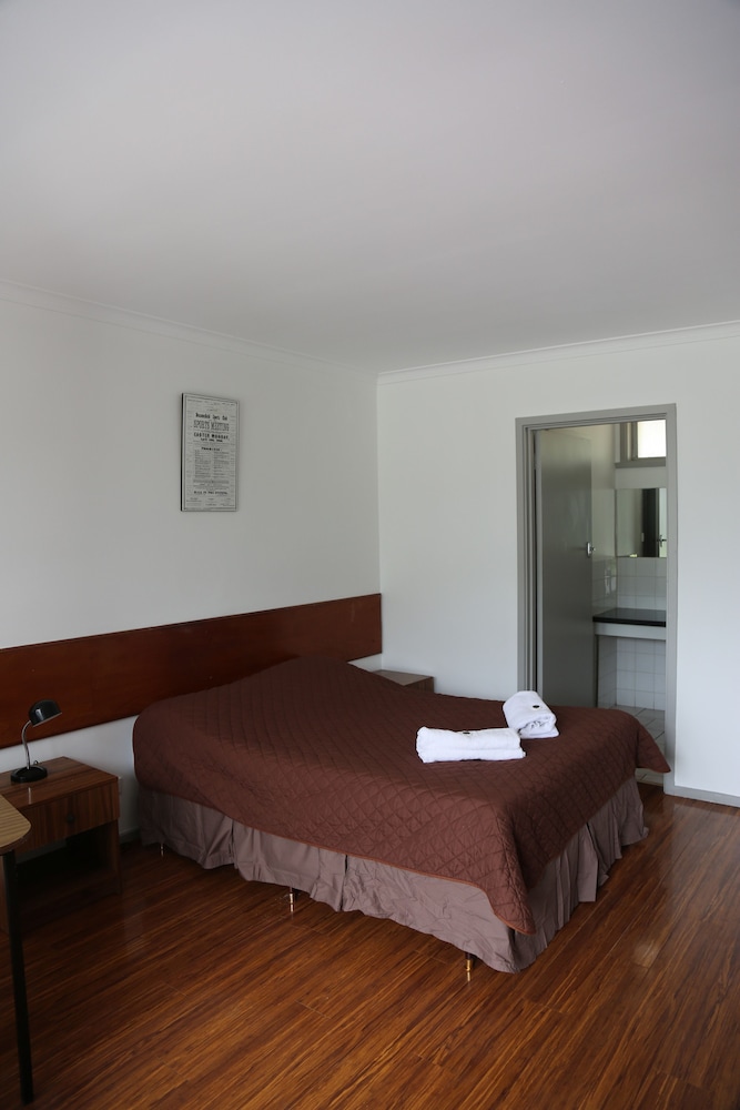 Beaconsfield Lodge Motel 10/66
