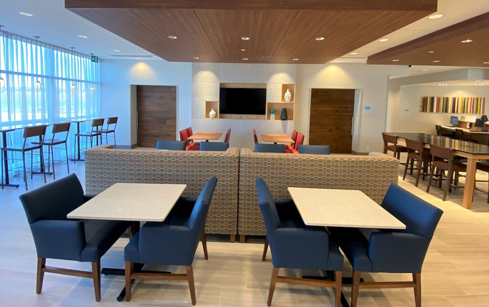 Holiday Inn Express Suites Aurora 60/77