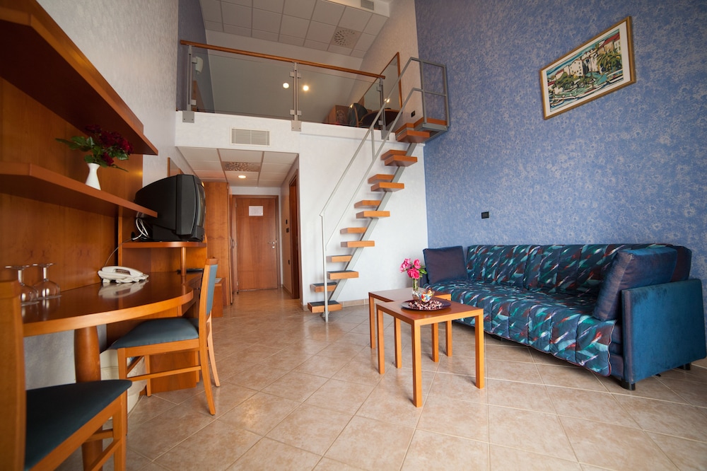 HOTEL ZLATNI LAV 22/37