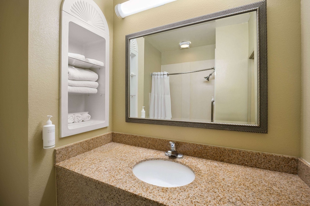 Hotel Marguerite Anaheim/Garden Grove, Trademark Collection 46/50