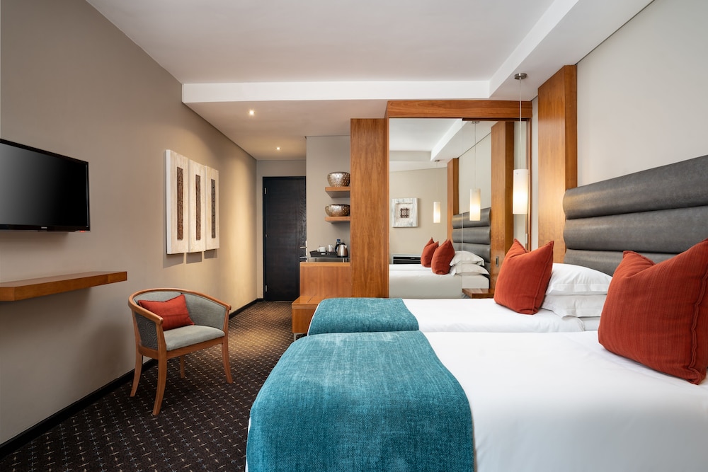 Premier Hotel Or Tambo 16/66