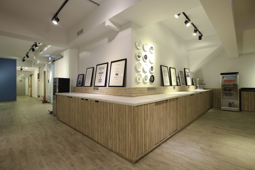 Flyinn Hostel 2/50