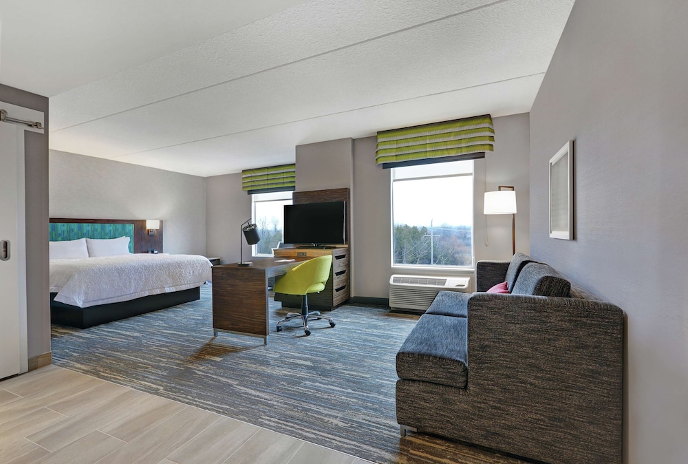 Hampton Inn Peterborough 24/40