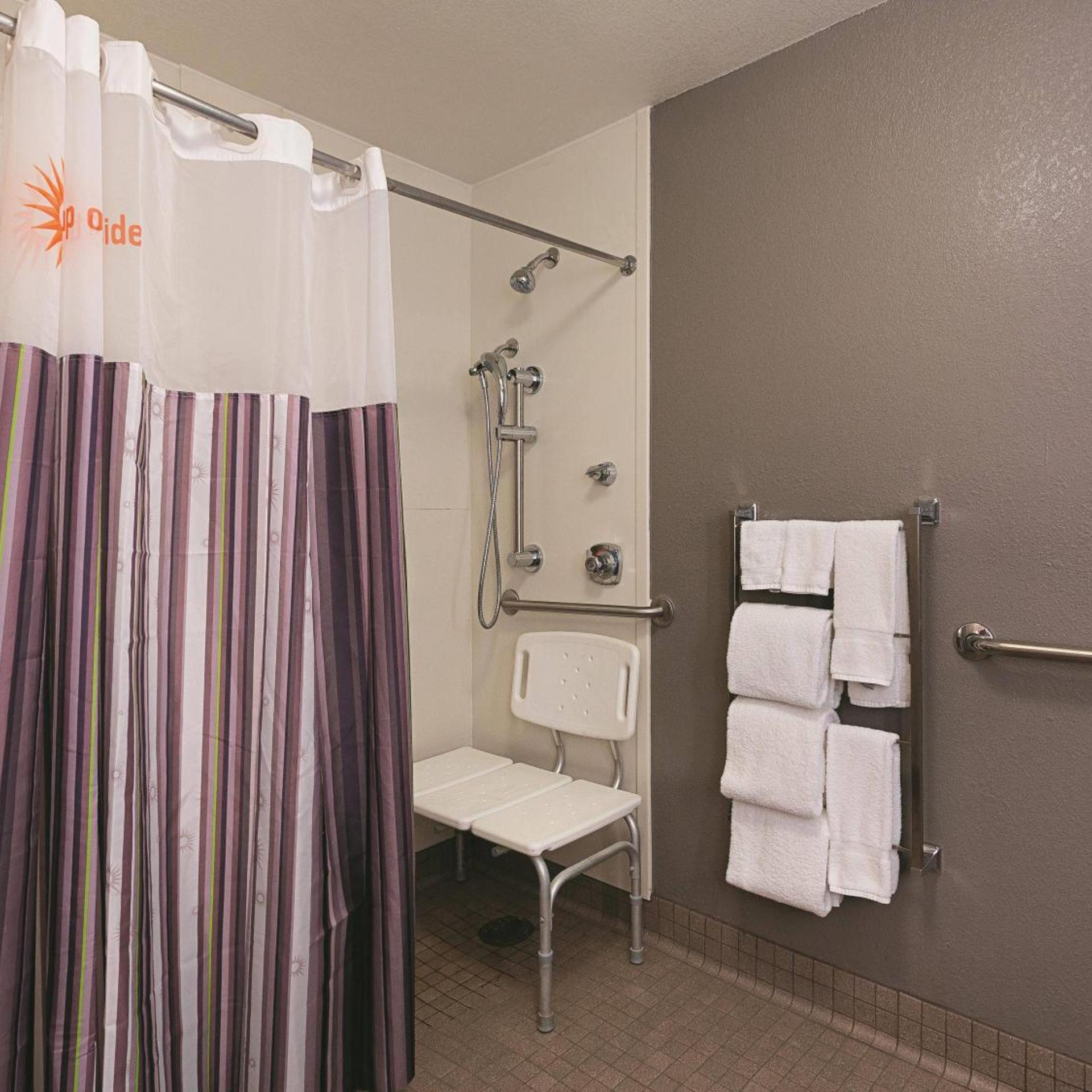 غرفة بسريرين مزدوجين بحوض استحمام لذوي الإعاقة، La Quinta Inn & Suites by Wyndham Atlanta Alpharetta 8/8