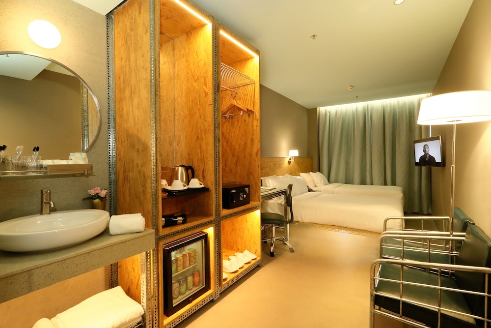 Ind Hotel 31/40