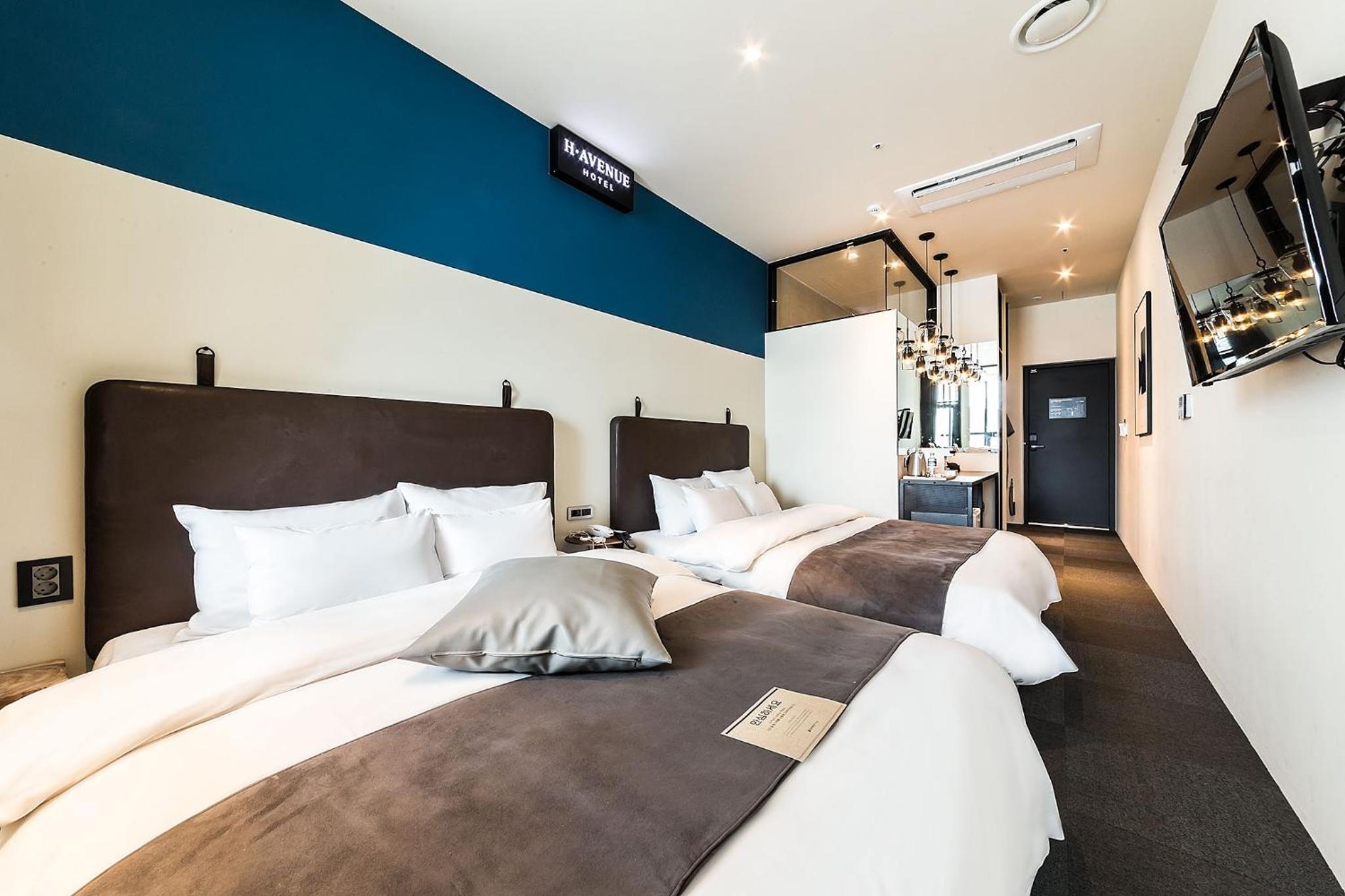 Room, Double or Twin Bed, Lateral Side Sea View، H Avenue 5/10