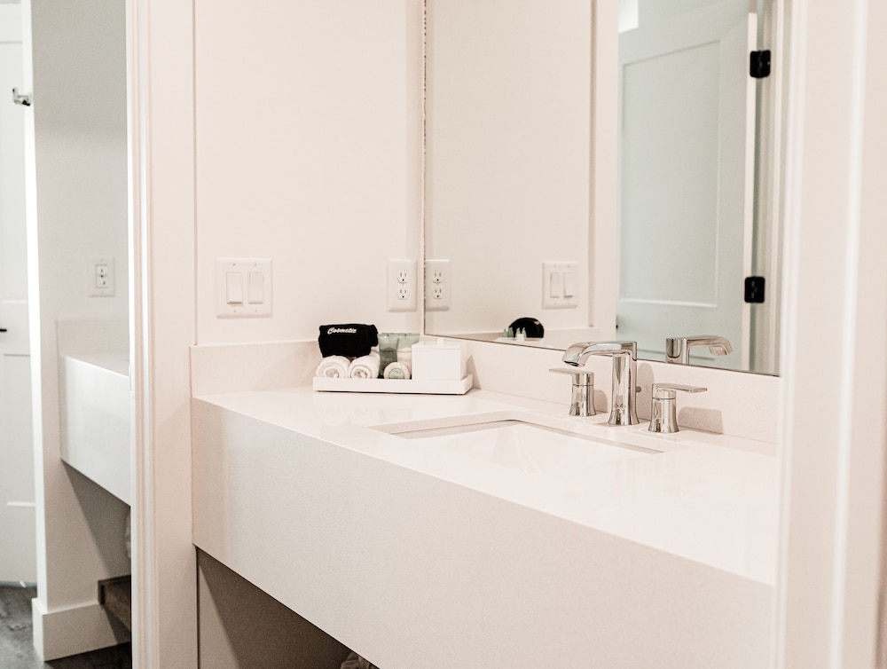 Village Center, Suite, 2 King Beds 3/3