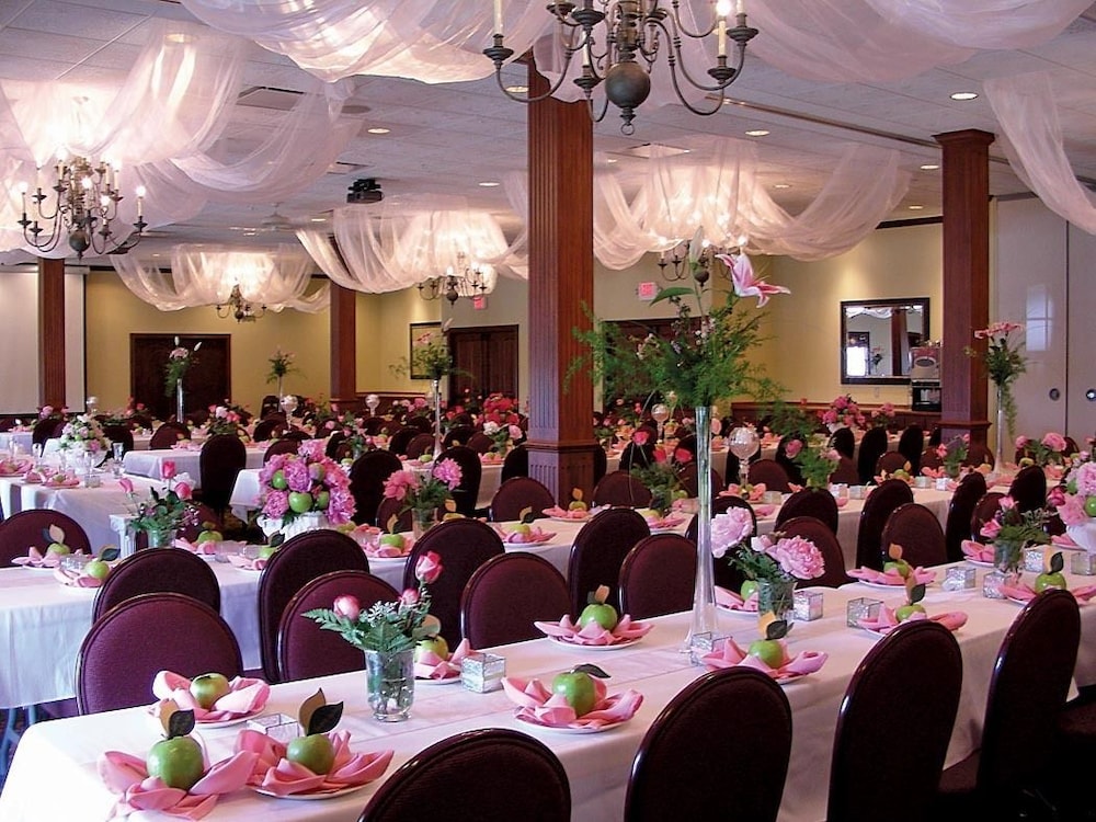 Carlisle Inn Sugarcreek 42/58
