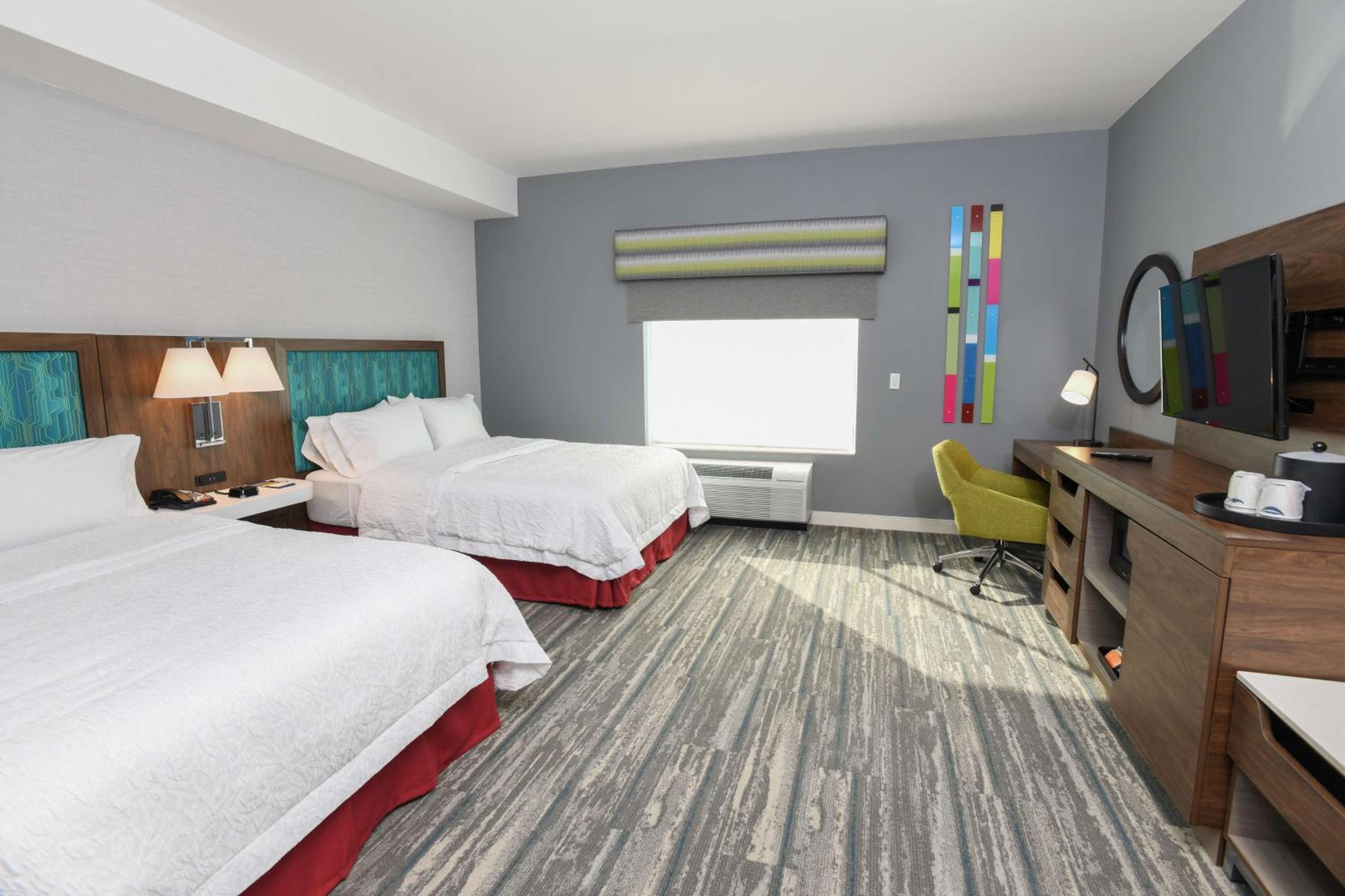 غرفة بسريرين كوين بحوض استحمام لذوي الإعاقة، Hampton Inn and Suites Cincinnati Liberty Township 3/5
