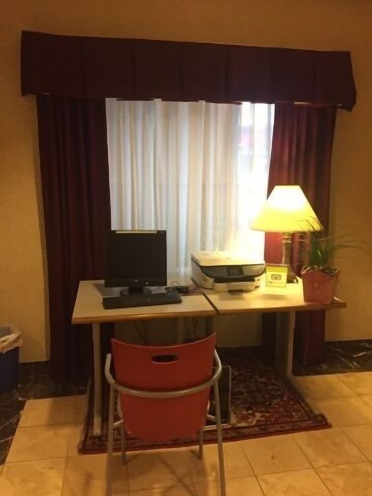 Evergreen Inn And Suites 53/59