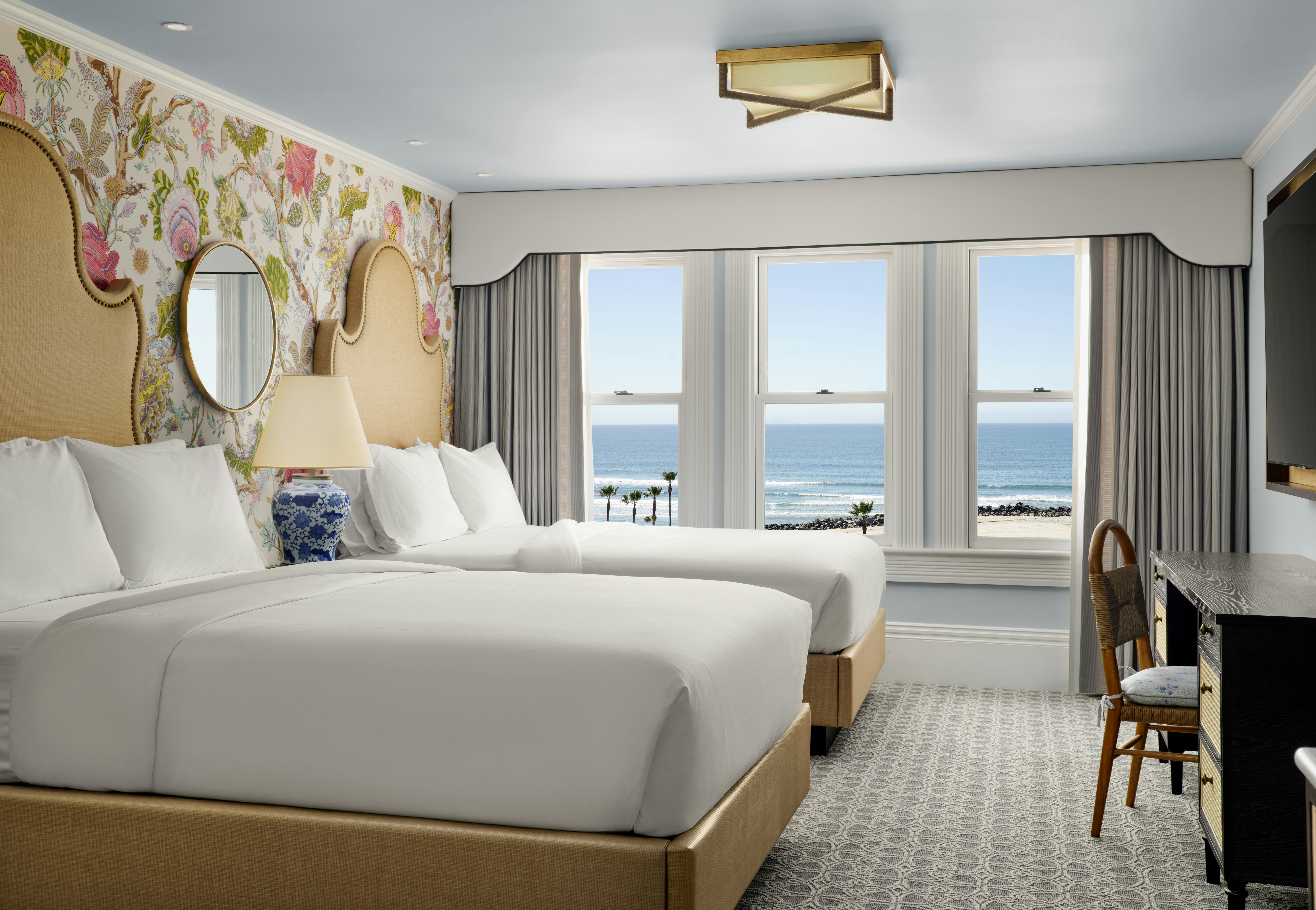 Victorian, 2 Queen Beds, Ocean Front