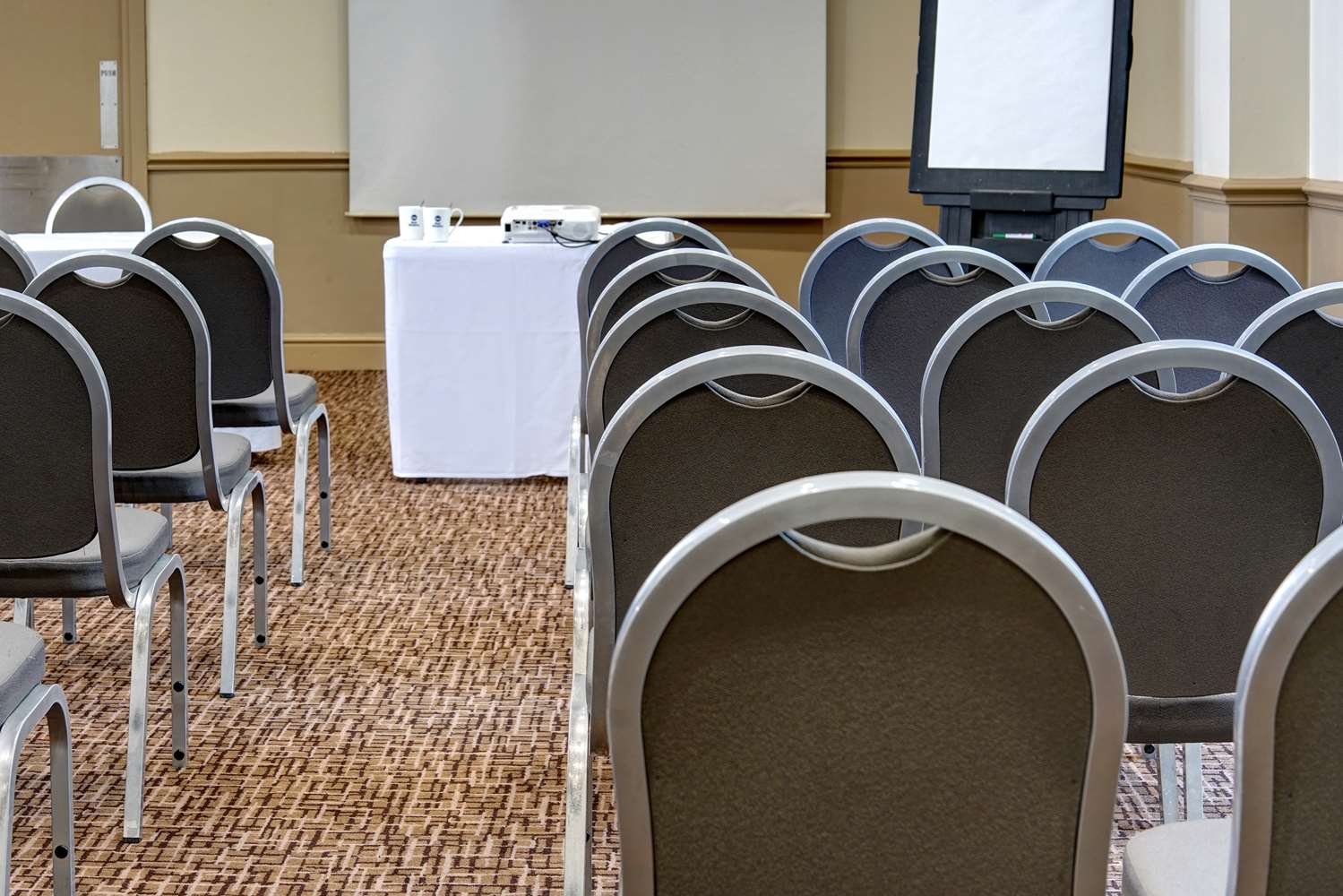 Manchester Altrincham Cresta Court Hotel 17/18