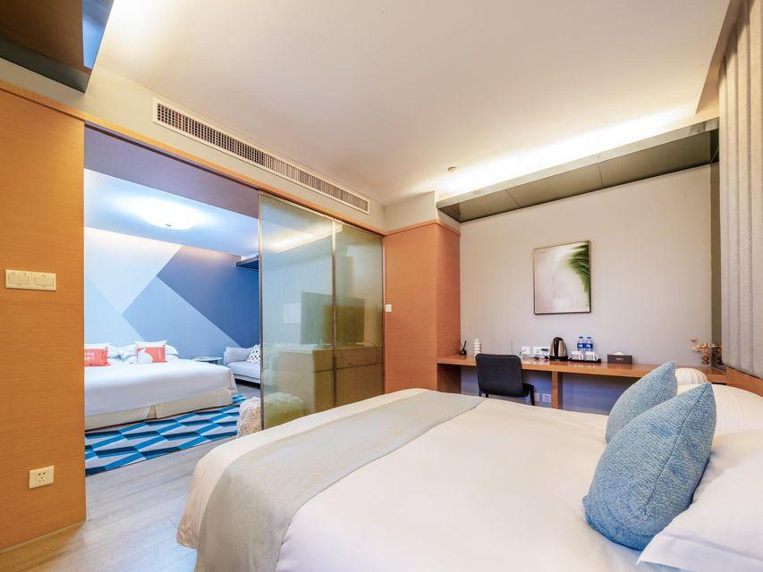 Sunshine, Deluxe, 2 Queen Beds