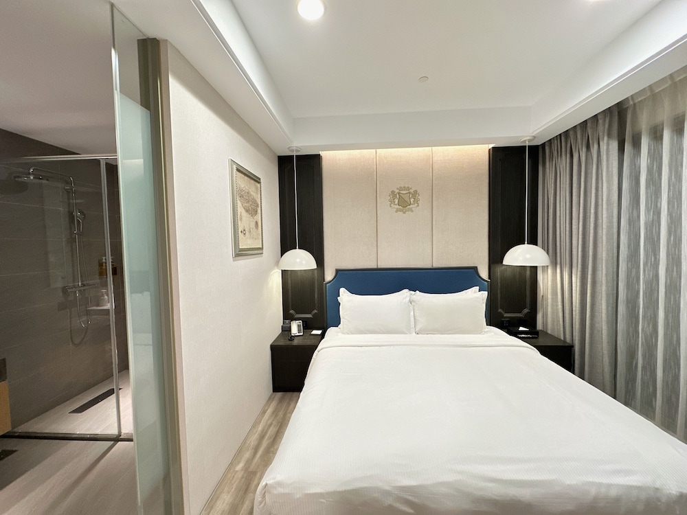 DELUXE, DOUBLE BED