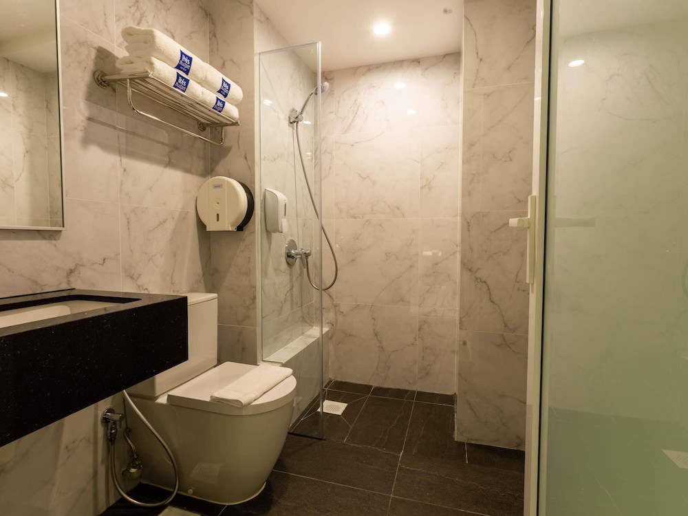 غرفة ديلوكس بسرير مزدوج وسريرين منفصلين، Ibis budget Singapore Gold 4/5