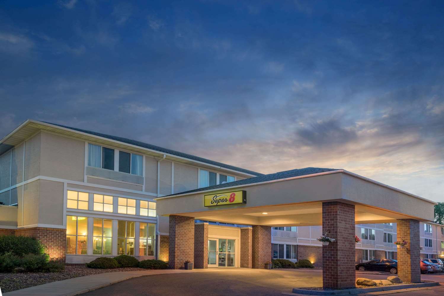 Super 8 By Wyndham Menomonie Wi 2/25