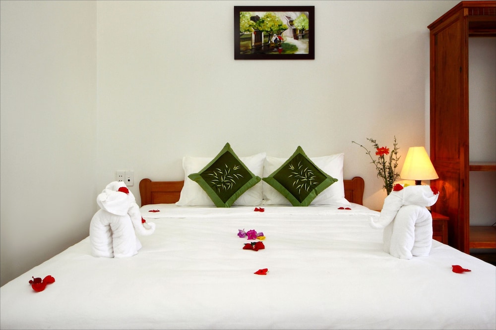 DELUXE, DOUBLE BED, GARDEN VIEW