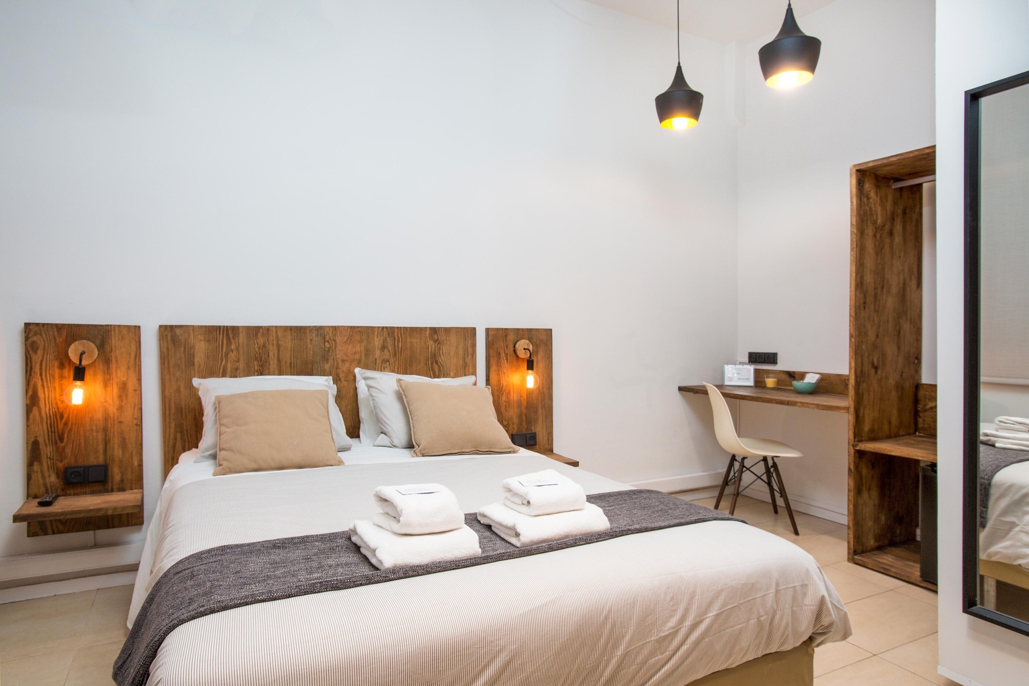 ROOM, DOUBLE BED
