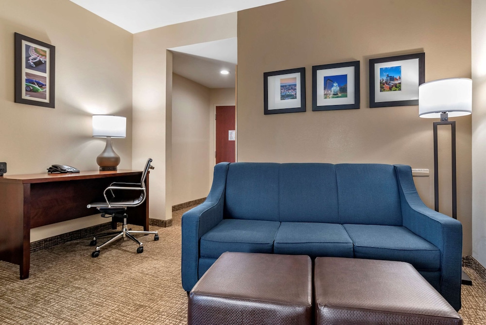 Comfort Suites Pell City near Logan Martin Lake 23/39