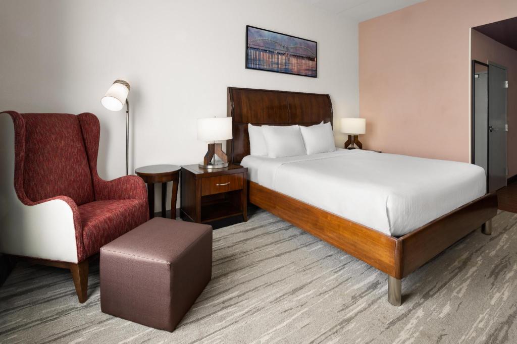 Room, King Bed, Street Bay View, Accessible