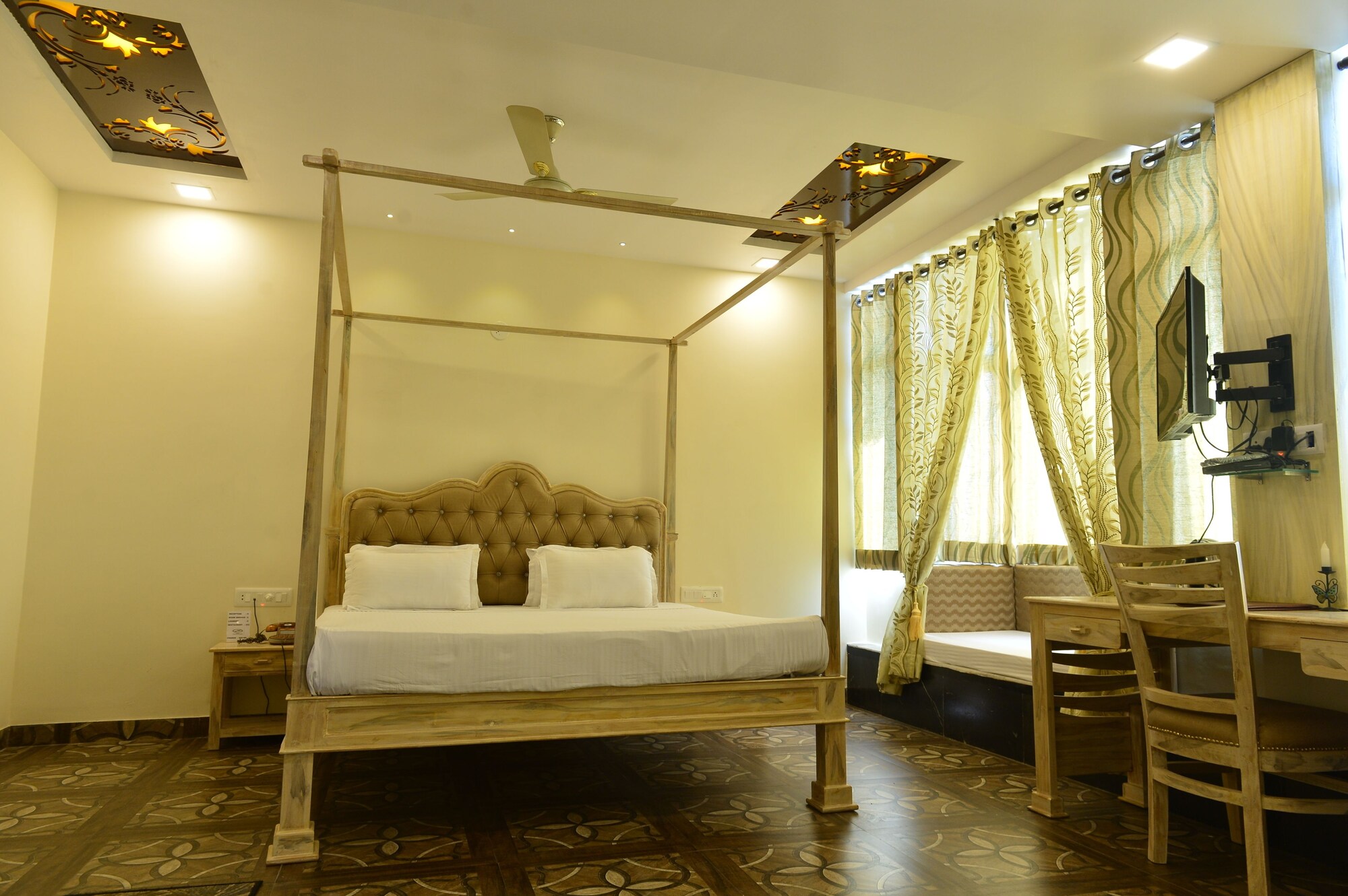 SUITE, LAKE VIEW