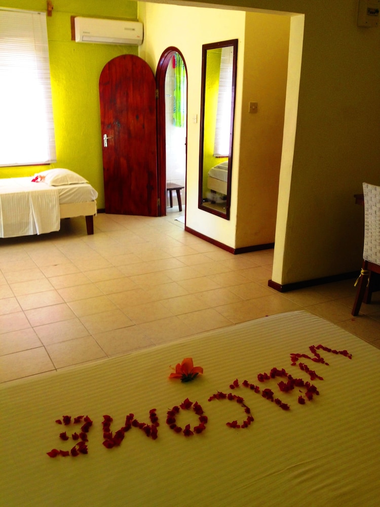 Beau Vallon Bungalows 27/50