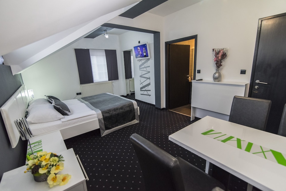 COOL ROOMS ZAGREB AIRPORT 52/62