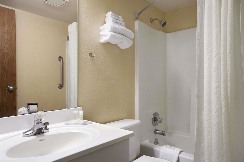 Super 8 by Wyndham Collinsville St. Louis 5/15