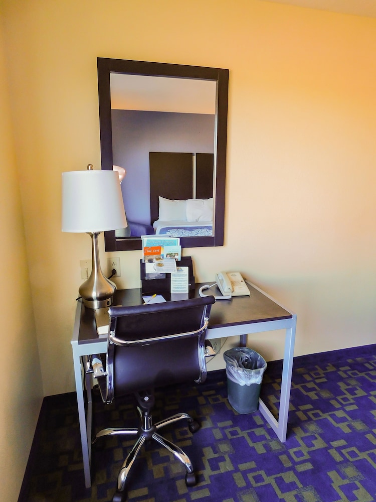 Days Inn & Suites by Wyndham Pocahontas 35/42