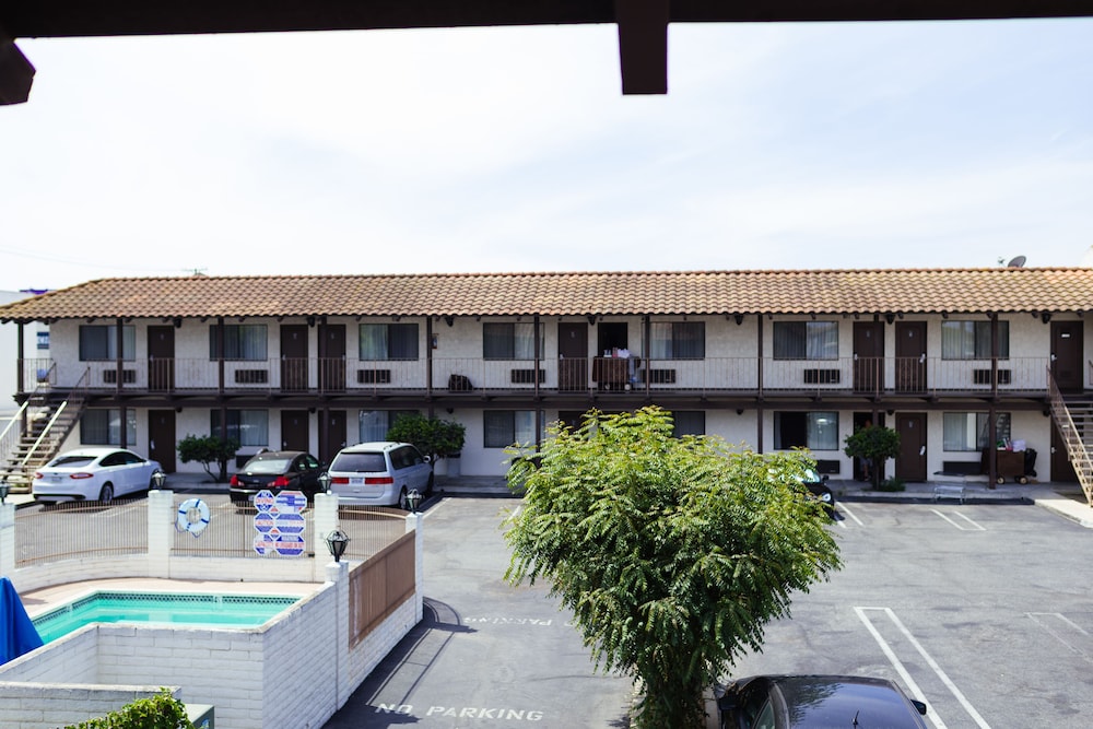 Cozy Inn Costa Mesa 1/21