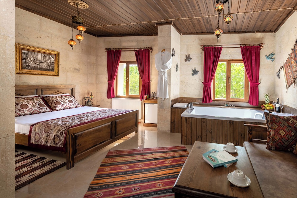 EXCLUSIVE, SUITE, VALLEY VIEW, JETTED TUB