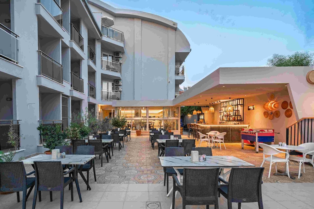 A Hotel Side 48/54