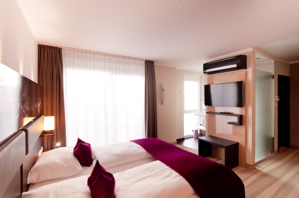 DELUXE, DOUBLE BED, GARDEN VIEW
