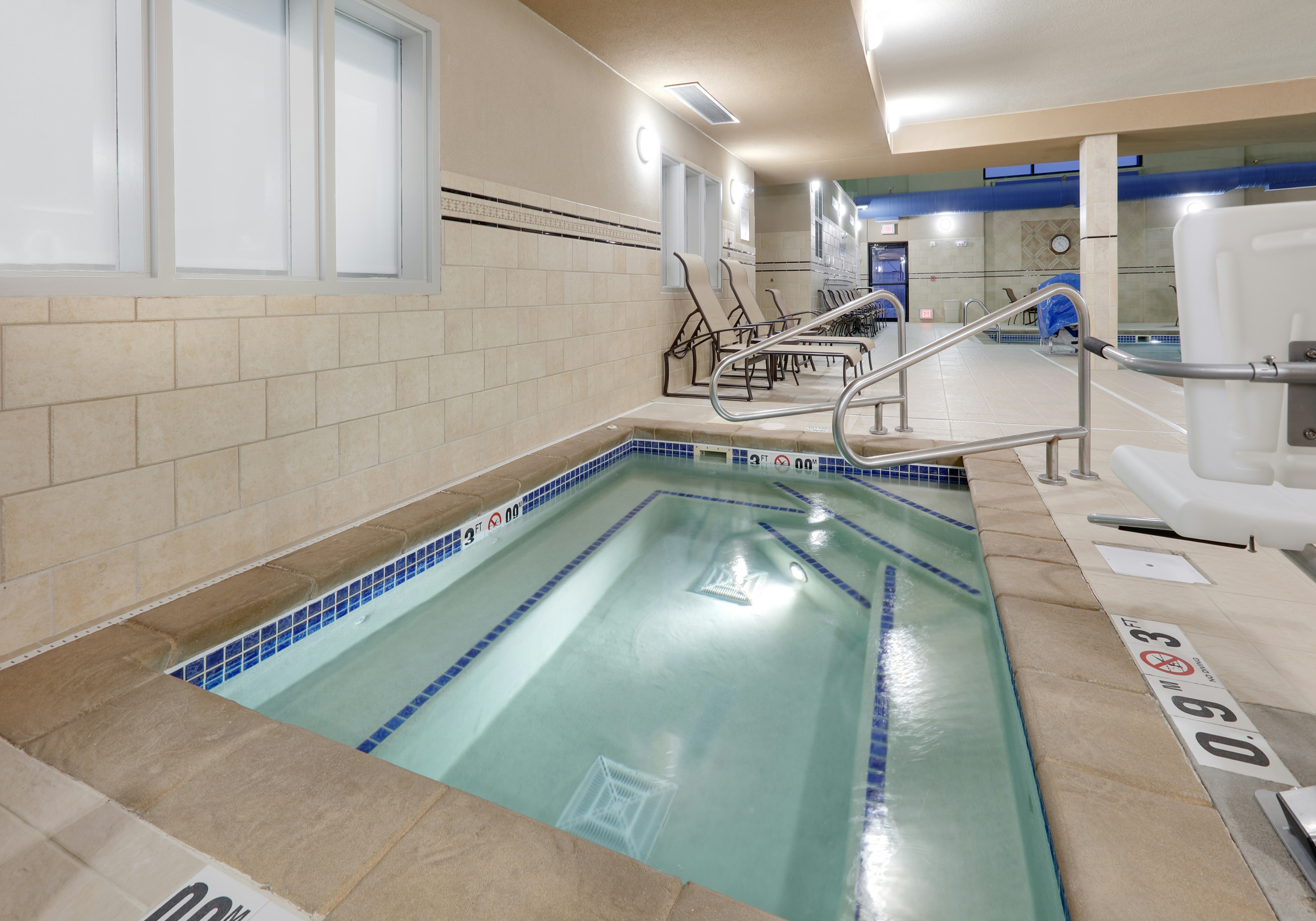 Holiday Inn Express Hotel And Suites Mitchell 32/67