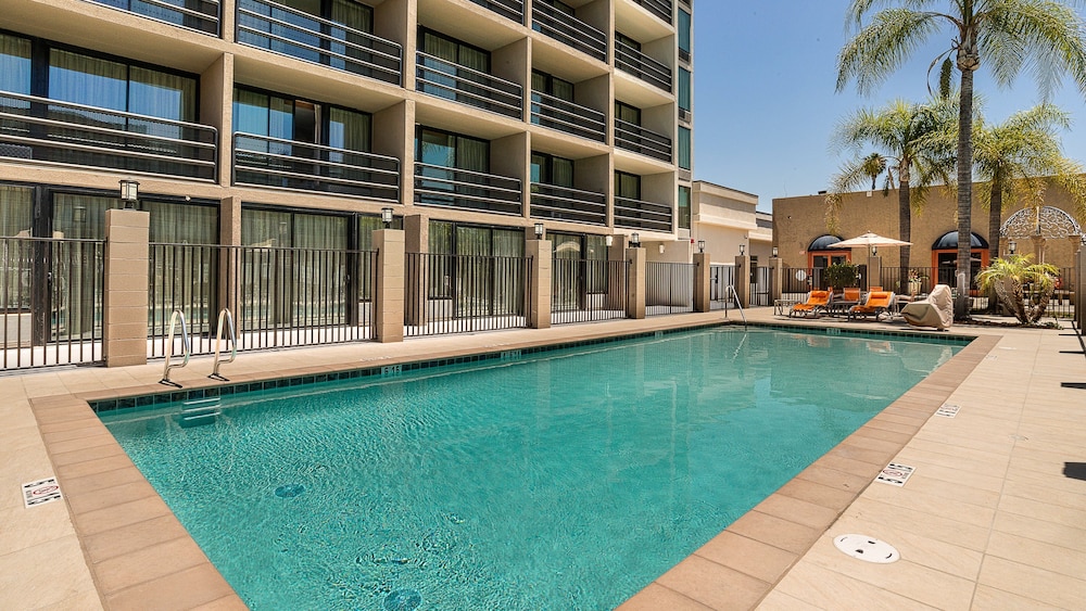 Holiday Inn Express Fullerton Anaheim 1/46