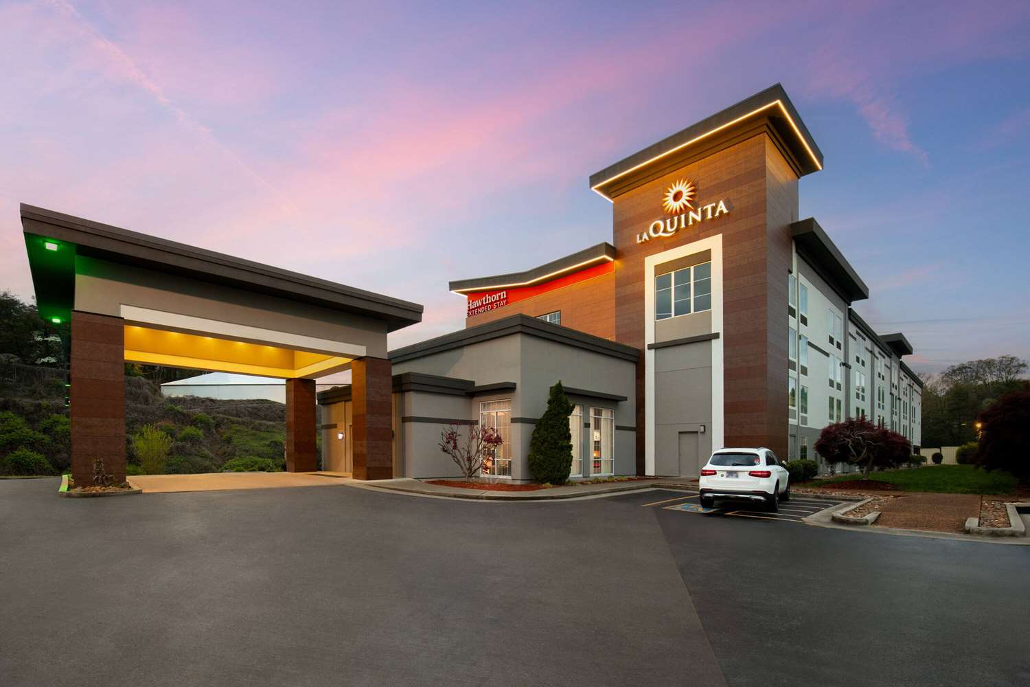 La Quinta Inn & Suites by Wyndham Knoxville Papermill 39/45