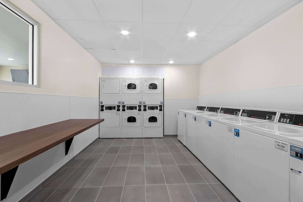 Everhome Suites Glendale Sports & Entertainment District 10/47