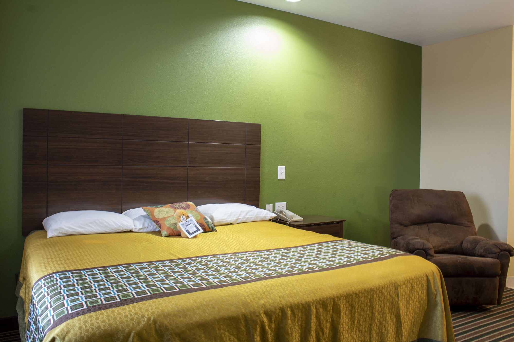 DELUXE, SINGLE, KING BED, KITCHENETTE