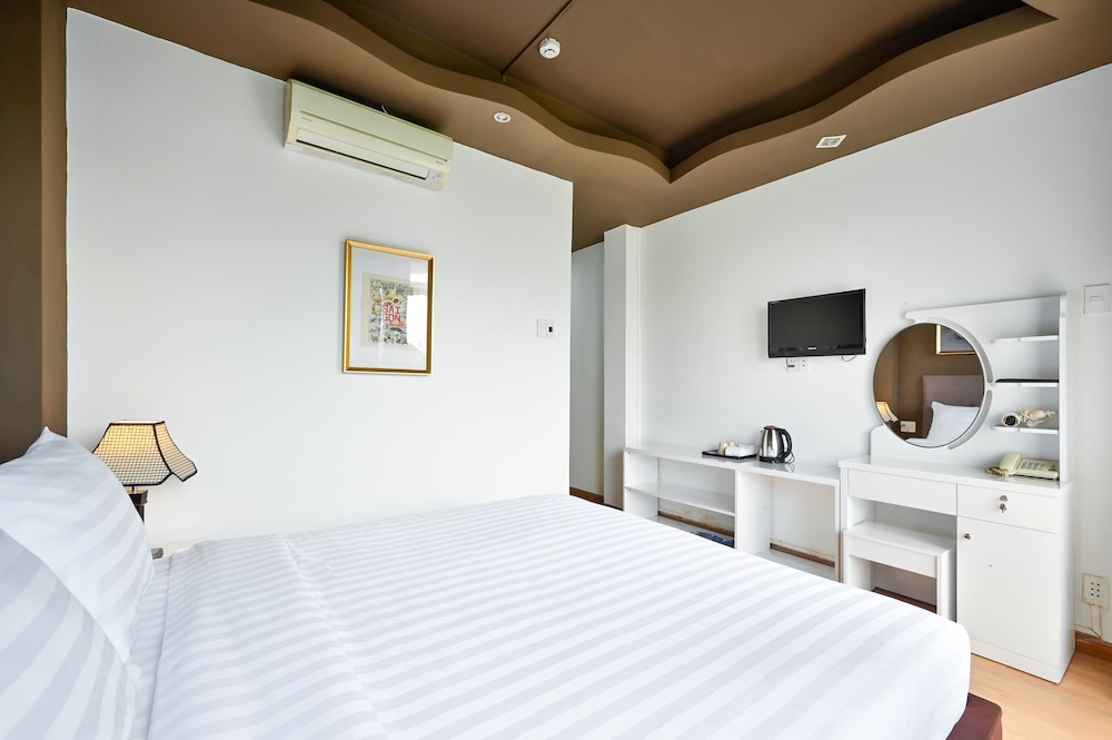 EXECUTIVE, DOUBLE BED, PARK VIEW, BALCONY