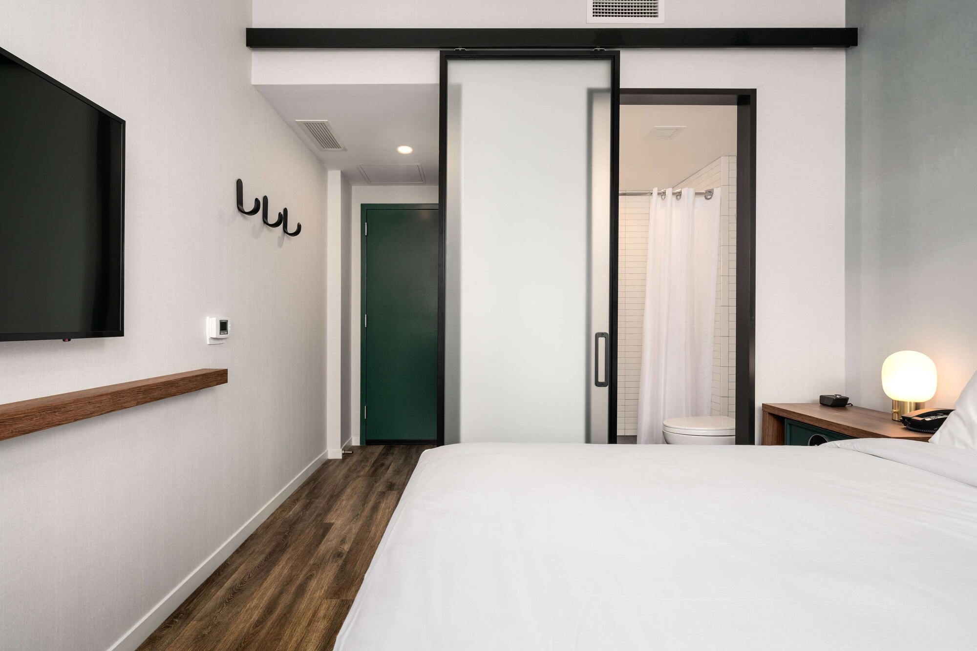 ROOM, QUEEN BED