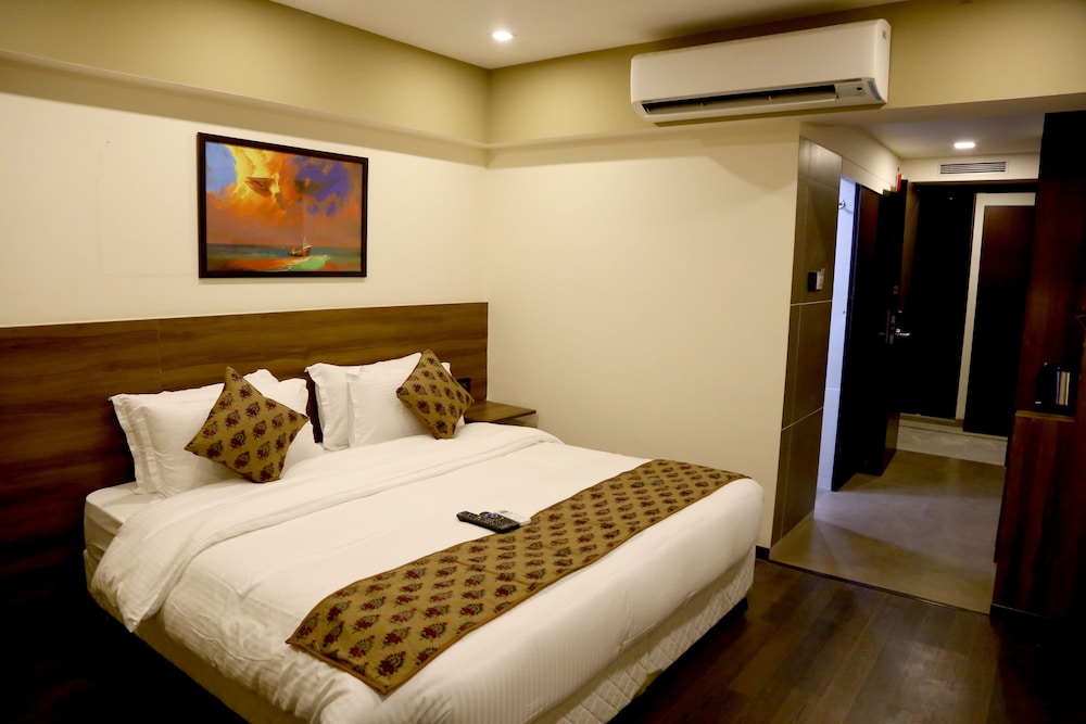 Hotel Mumbai House 13/33