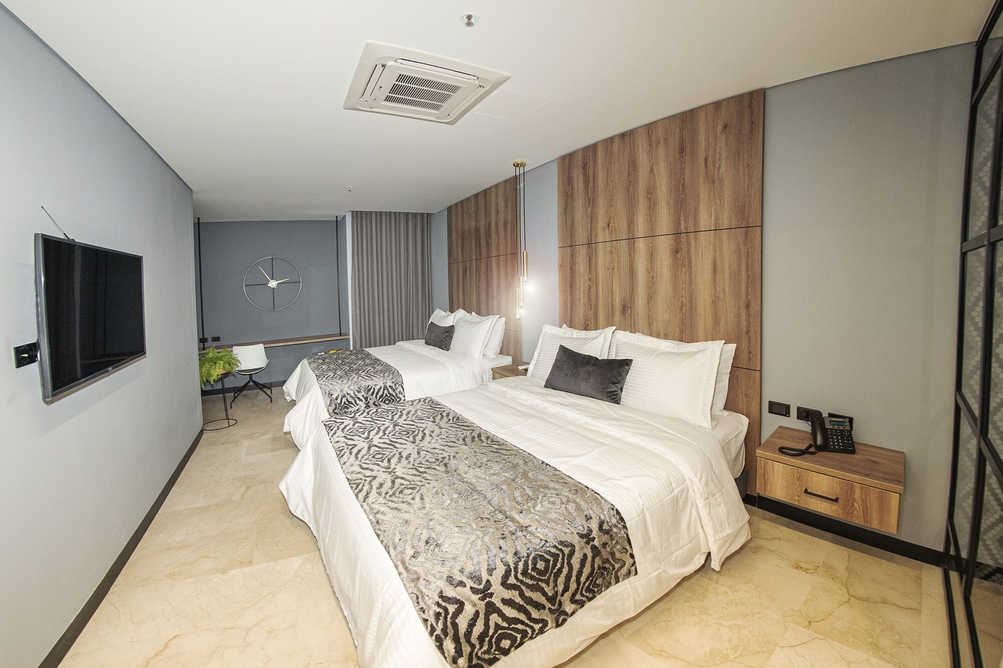 STANDARD, 2 QUEEN BEDS