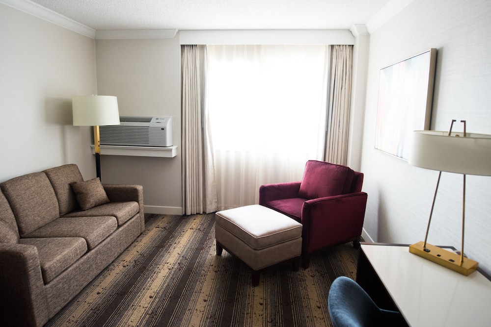 Crowne Plaza Edison 32/51
